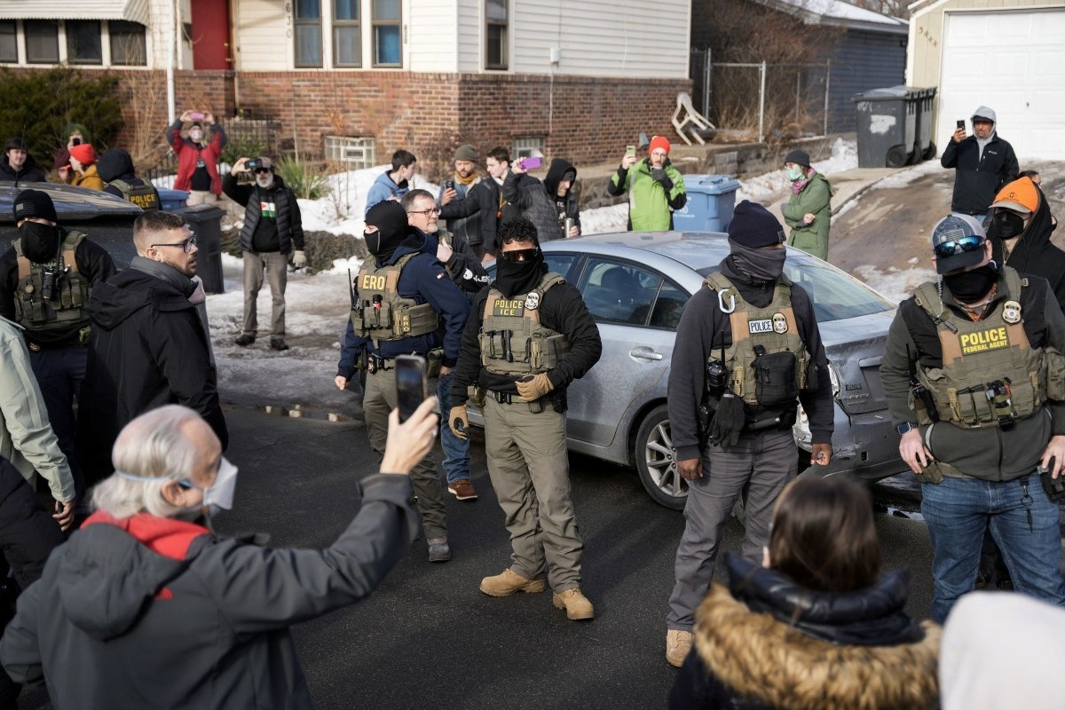 Μινεσότα: Βίντεο με πράκτορες της ICE να βγάζουν άνδρα από σπίτι μόνο με τα εσώρουχα και μια κουβέρτα