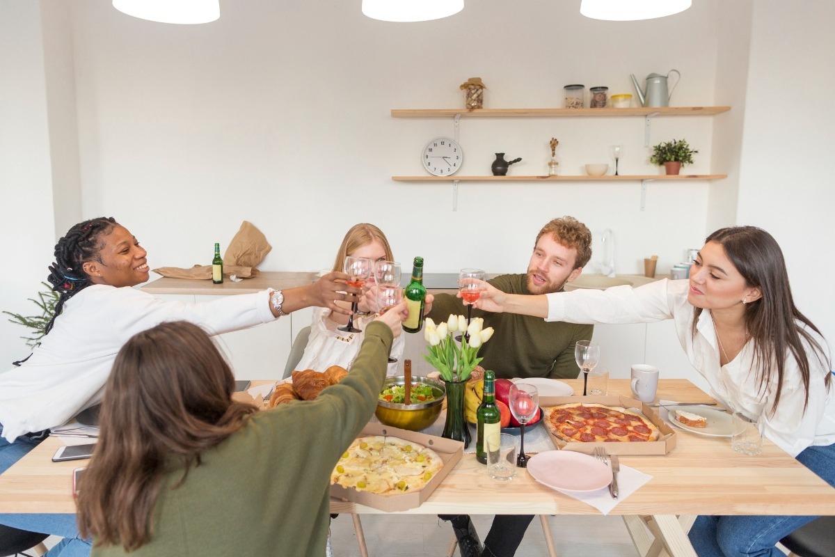 Admin night: Το νέο «πάρτι» που αντικαθιστά το nightlife όπως το ξέραμε