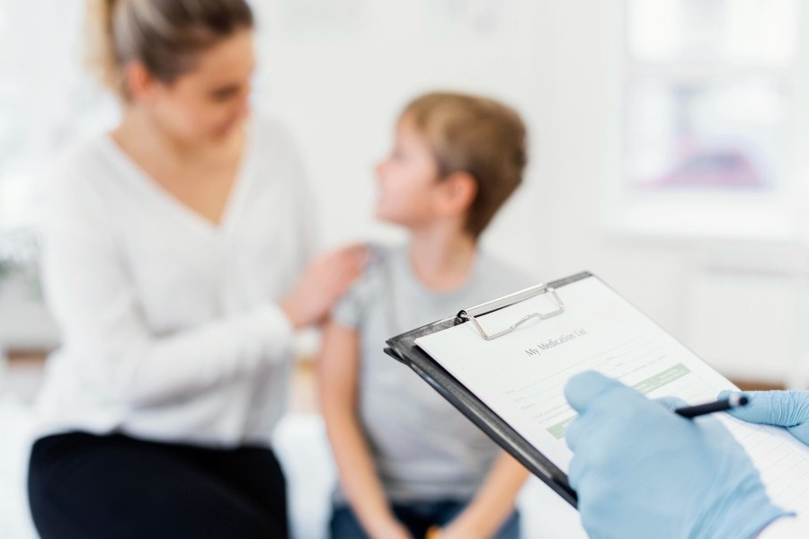 Το ελληνικό νησί που πρoσφέρει 1.000 ευρώ bonus κάθε μήνα στον παιδίατρο που θα πάει εκεί για δουλειά