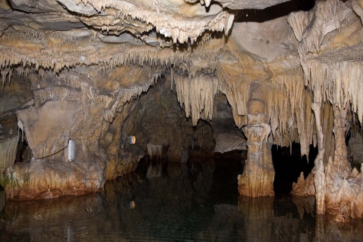 Το υπόγειο θαύμα της Ελλάδας που μοιάζει βγαλμένο από όνειρο – Ταξίδι με βάρκα κάτω από τη γη