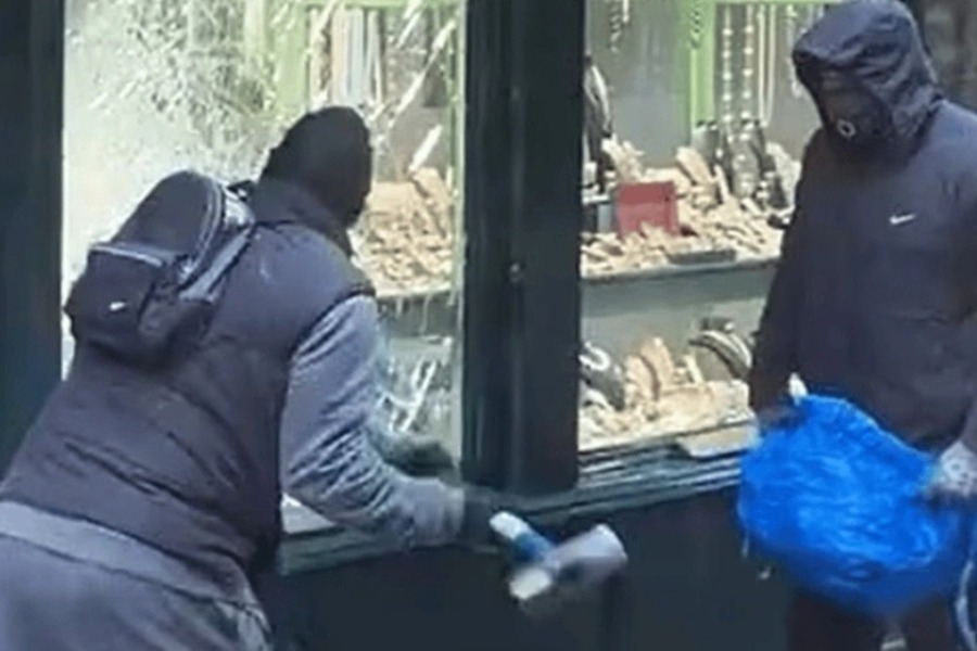Θρασύτατη ληστεία σε κοσμηματοπωλείο στο Λονδίνο: Έσπασαν τη βιτρίνα, την άδειασαν και έφυγαν σε 1 λεπτό