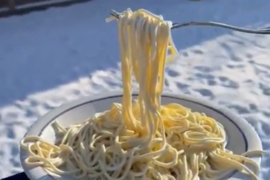 Ακραίο ψύχος στις ΗΠΑ: Μακαρόνια παγώνουν στον αέρα στη Μινεάπολη