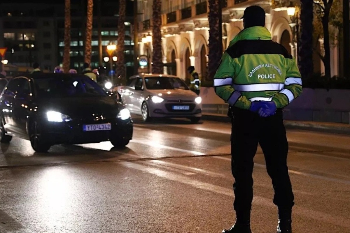 Μαρούσι: Μεθυσμένη οδηγός έπεσε σε σταθμευμένο αυτοκίνητο και προκάλεσε ζημιές σε άλλα τέσσερα οχήματα