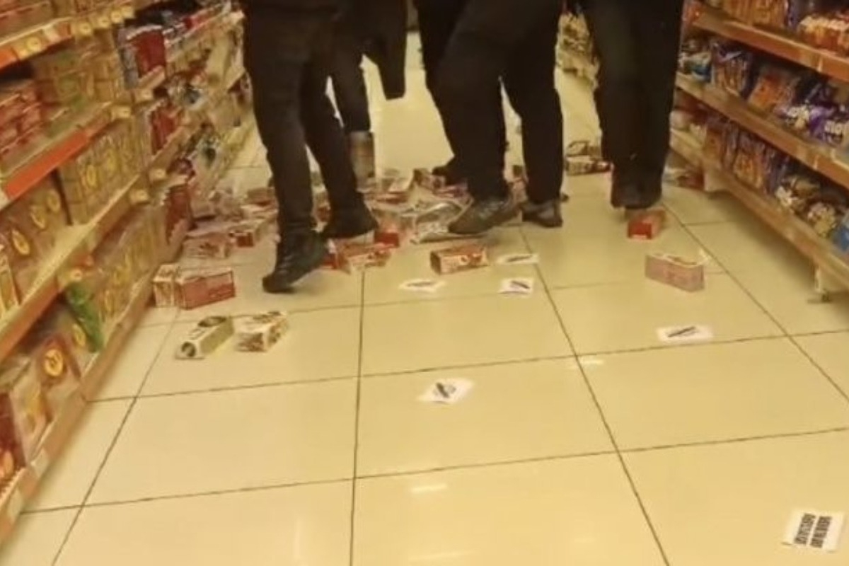 Βόλος: Νεαροί πέταξαν και ποδοπάτησαν προϊόντα «Βιολάντα» σε σούπερ μάρκετ ‑ Τρικάκια και συνθήματα