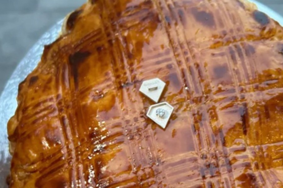 Έκοψαν το γλυκό και βρήκαν διαμάντι 500 ευρώ: «Το περάσαμε για αστείο»