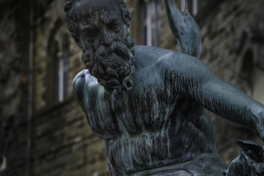 Φλωρεντία: Σκαρφάλωσε σε ιστορικό συντριβάνι για να πιάσει… τα γεννητικά όργανα του Ποσειδώνα