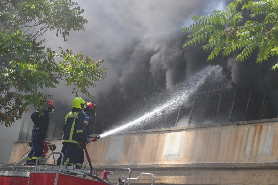 [387892] ΠΥΡΚΑΓΙΑ ΣΕ ΧΩΡΟ ΕΡΓΟΣΤΑΣΙΟΥ ΣΤΟ ΑΙΓΑΛΕΩ (ΣΩΤΗΡΗΣ ΔΗΜΗΤΡΟΠΟΥΛΟΣ / EUROKINISSI)
