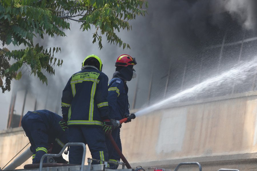 [387892] ΠΥΡΚΑΓΙΑ ΣΕ ΧΩΡΟ ΕΡΓΟΣΤΑΣΙΟΥ ΣΤΟ ΑΙΓΑΛΕΩ (ΣΩΤΗΡΗΣ ΔΗΜΗΤΡΟΠΟΥΛΟΣ / EUROKINISSI)