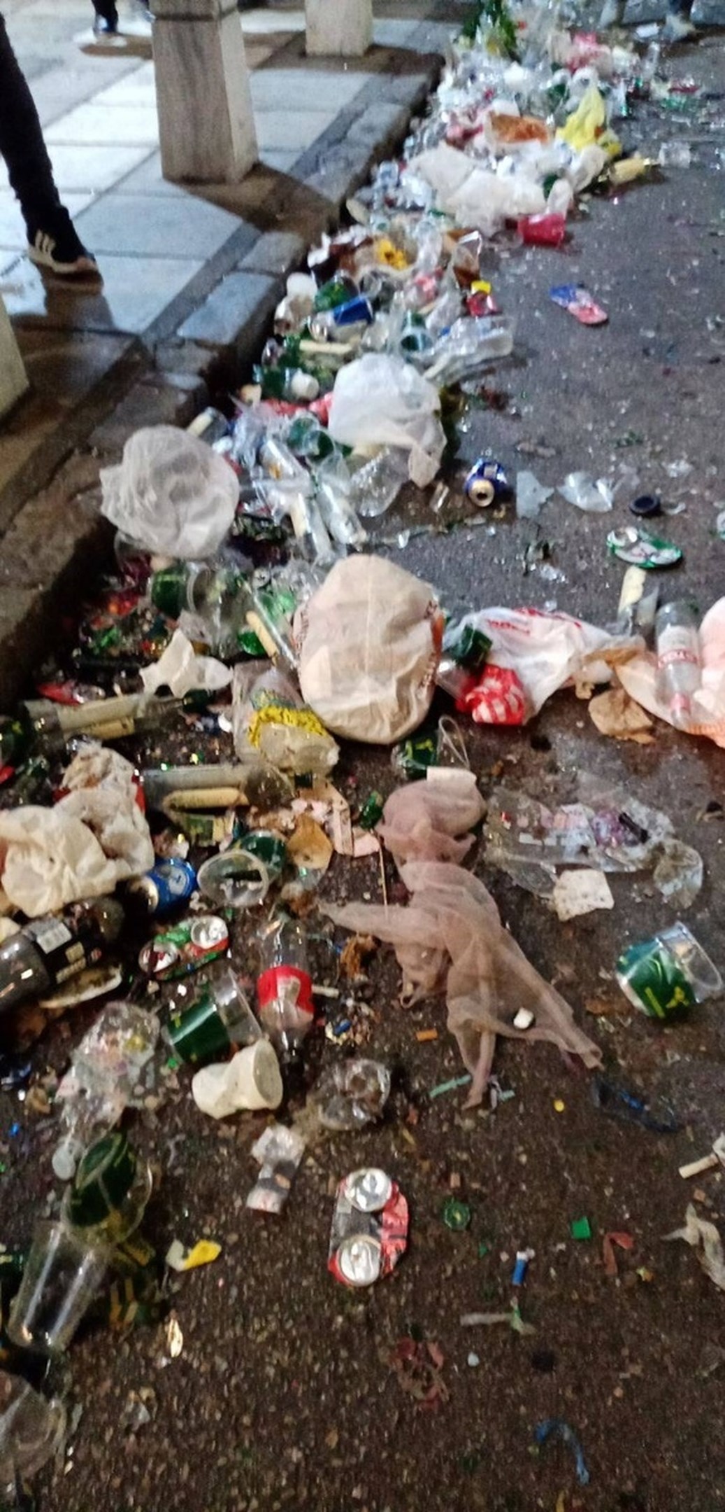 Τσικνοπέμπτη: Απέραντος σκουπιδότοπος η Θεσσαλονίκη μετά τα γλέντια ‑ Μάζεψαν πάνω από 15 τόνους απορρίμματα
