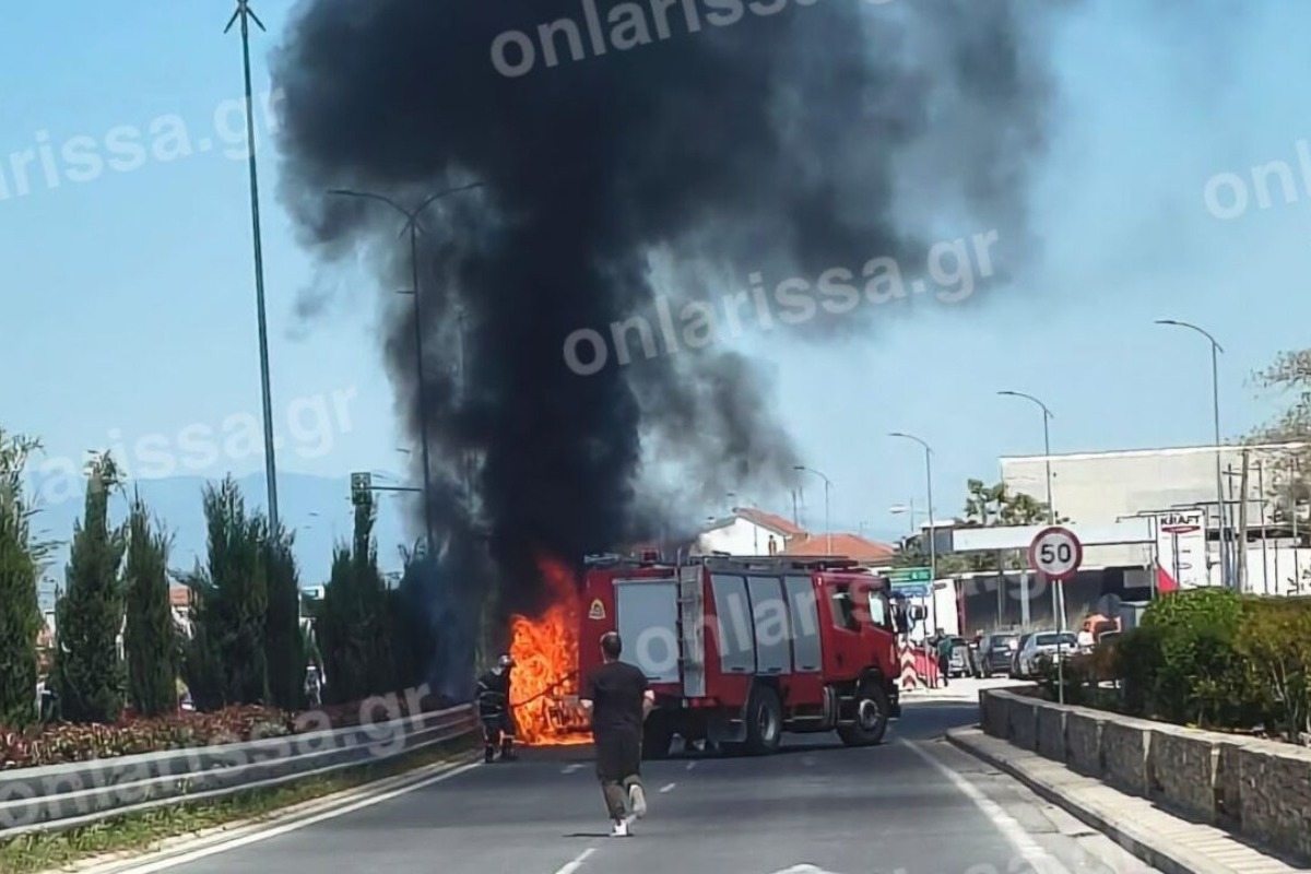 Λάρισα: Αυτοκίνητο τυλίγεται στις φλόγες στη μέση του δρόμου ‑ Δείτε βίντεο