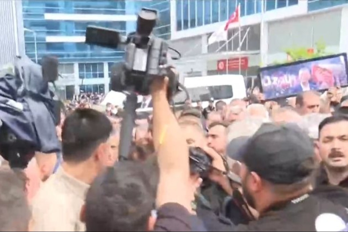 Τουρκία: Επέμβαση αστυνομίας στα κεντρικά γραφεία του CHP ‑ Επεισόδια οπαδών Οζέλ ‑ Κιλιτσντάρογλου