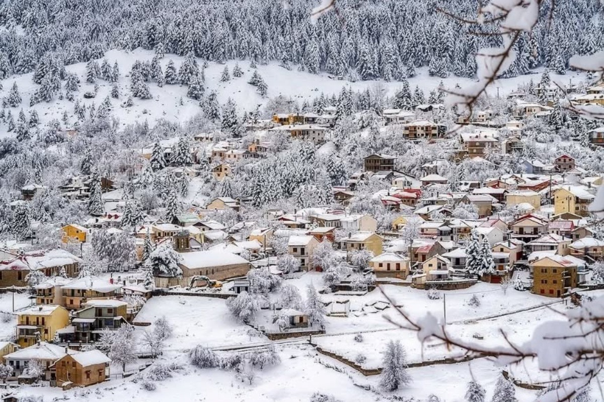Τα ελληνικά χωριά που με χιόνι γίνονται παραμυθένια: Χειμώνας, τζάκι, φύση και απόλυτη θαλπωρή