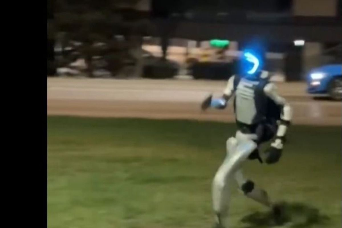 Πολωνία: Ανθρωποειδές ρομπότ κυνηγάει και διώχνει αγριογούρουνα ‑ Το απίστευτο βίντεο