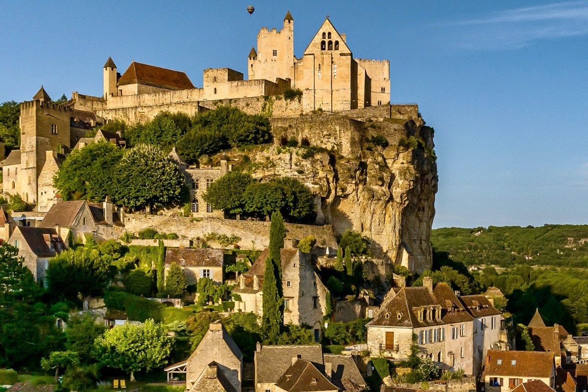 Το άγνωστο γαλλικό χωριό που μοιάζει με κινηματογραφικό σκηνικό και είναι ονειρεμένο την άνοιξη