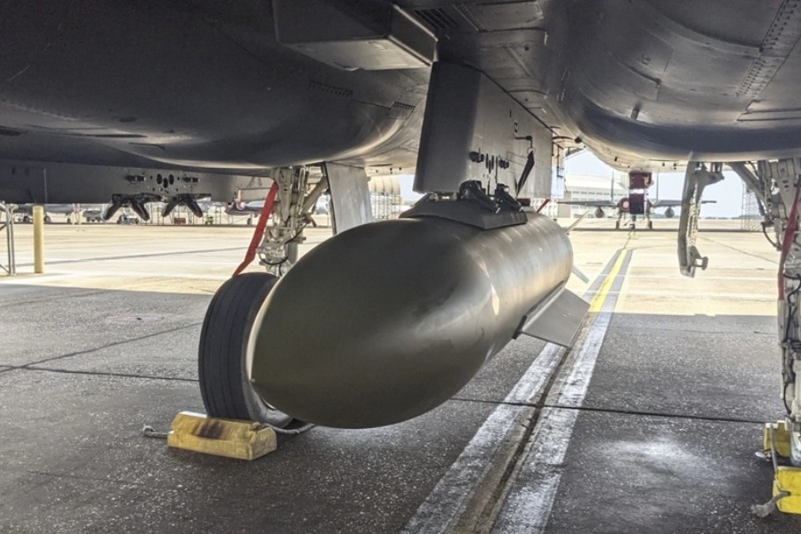 Οι Αμερικανοί χτύπησαν με διατρητικές βόμβες 2,5 τόνων ιρανικές βάσεις στα Στενά του Ορμούζ