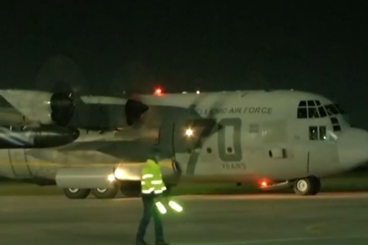Ελευσίνα: Προσγειώθηκε το C‑130 με τους 91 Έλληνες που είχαν εγκλωβιστεί στο Αμπου Ντάμπι