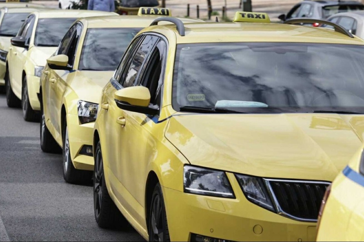 Χειροπέδες σε οδηγό ταξί που χρέωσε 45 ευρώ για διαδρομή από Μοναστηράκι στον Πειραιά