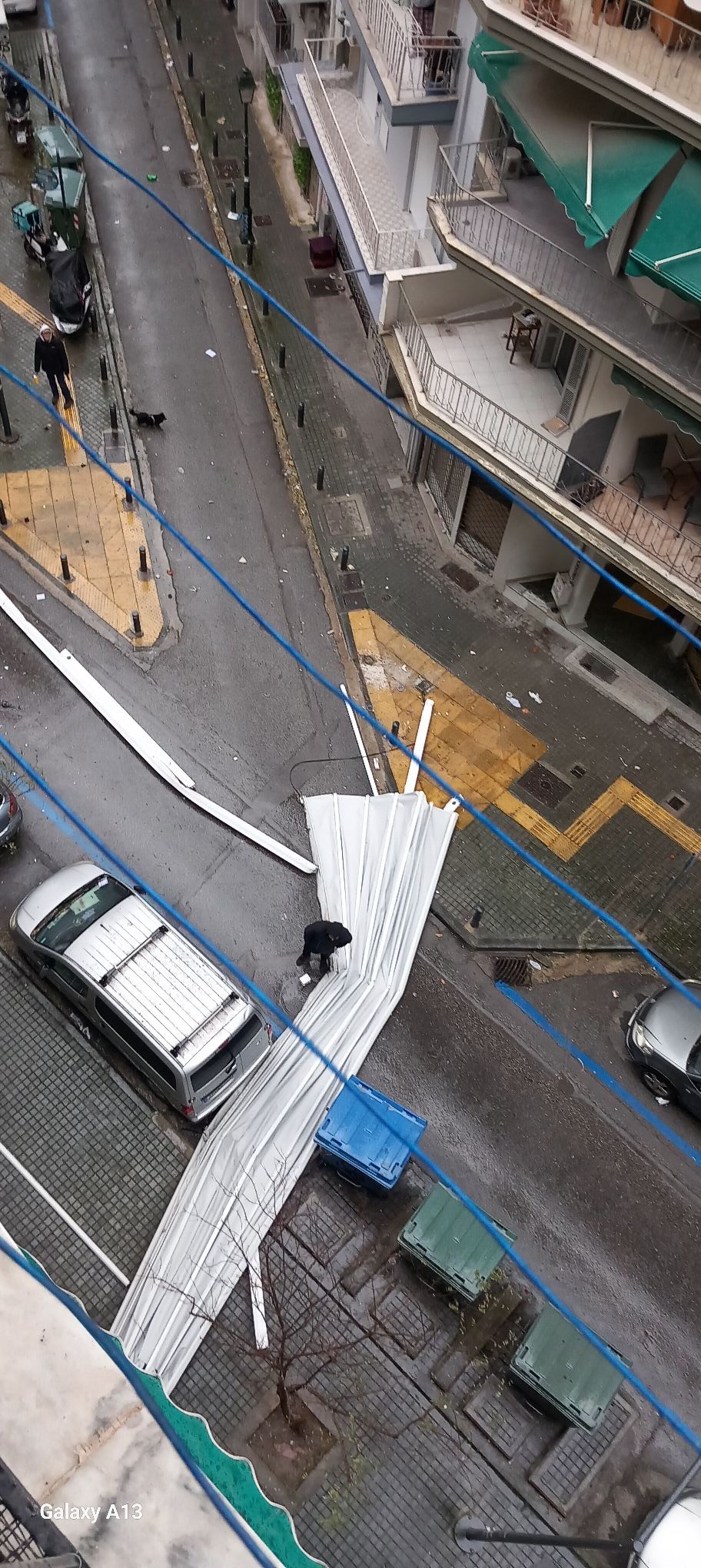 Θεσσαλονίκη: Τέντα «εκτοξεύτηκε» από πολυκατοικία – Πτώσεις δέντρων και δεκάδες κλήσεις στην Πυροσβεστική