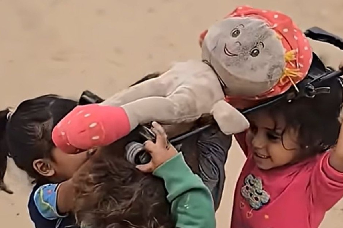 Βίντεο – «γροθιά» στο στομάχι: Παιδιά στη Γάζα παίζουν με κούκλα αναπαριστώντας σκηνές κηδείας