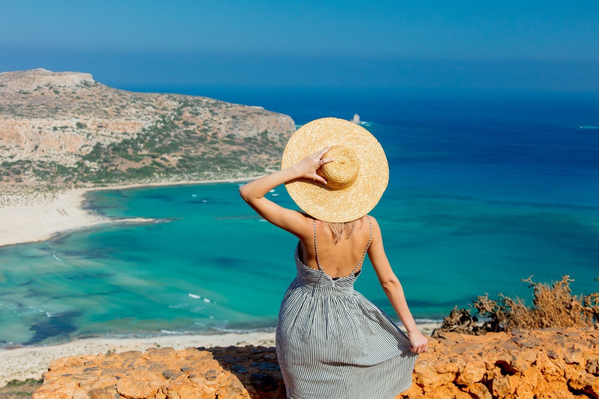 Πού να ταξιδέψεις αν νιώθεις burnout: Ελληνικοί προορισμοί που σε επαναφέρουν ψυχικά και σωματικά