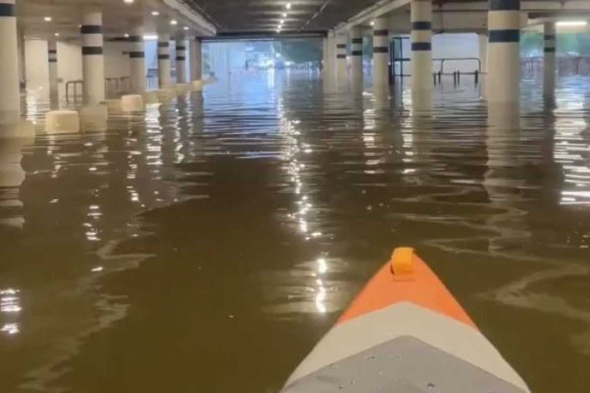 Γαλλία: Πολίτης έκανε «βαρκάδα» με καγιάκ σε πλημμυρισμένο εμπορικό κέντρο ‑ Βίντεο