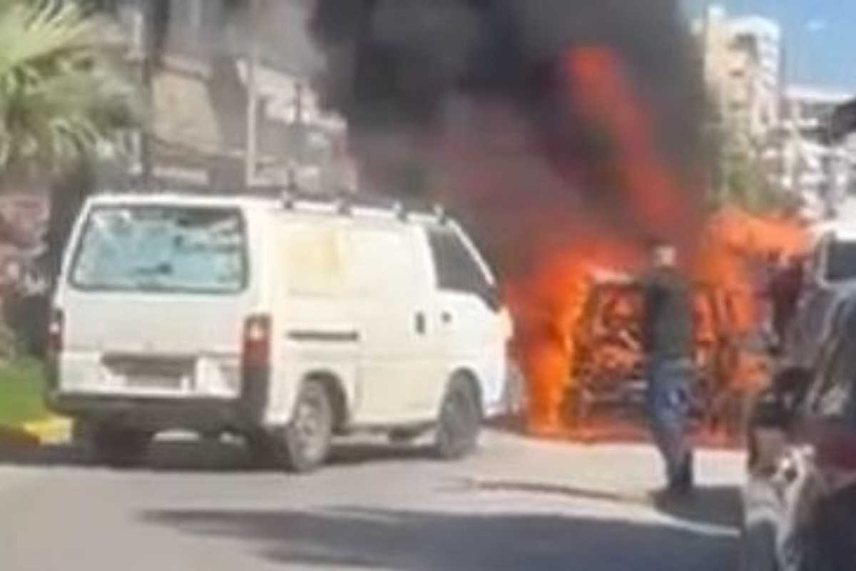 Αλιμος: Αφησε το αμάξι του για να πάει στη λαϊκή και έπιασε φωτιά ‑ Δείτε βίντεο