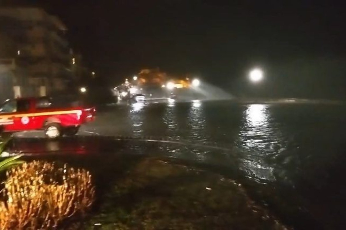 Κακοκαιρία στην Κέρκυρα: Ανεμοστρόβιλος και διακοπή κυκλοφορίας σε παραλιακή οδό ‑ Βίντεο