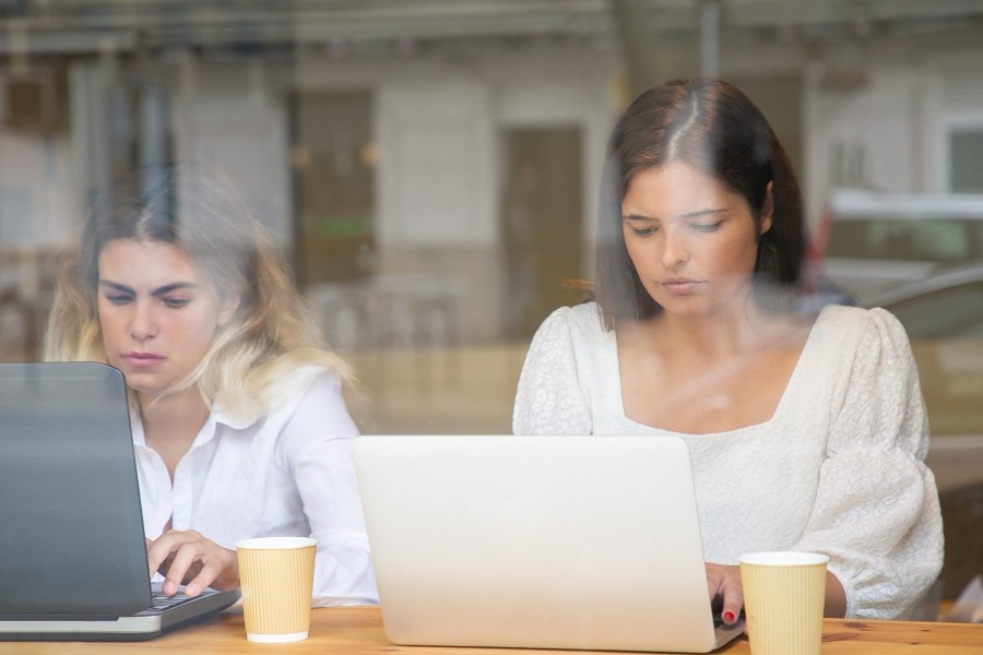 Η Τεχνητή Νοημοσύνη αλλάζει τη δουλειά – αλλά μήπως αφήνει τις γυναίκες πίσω;