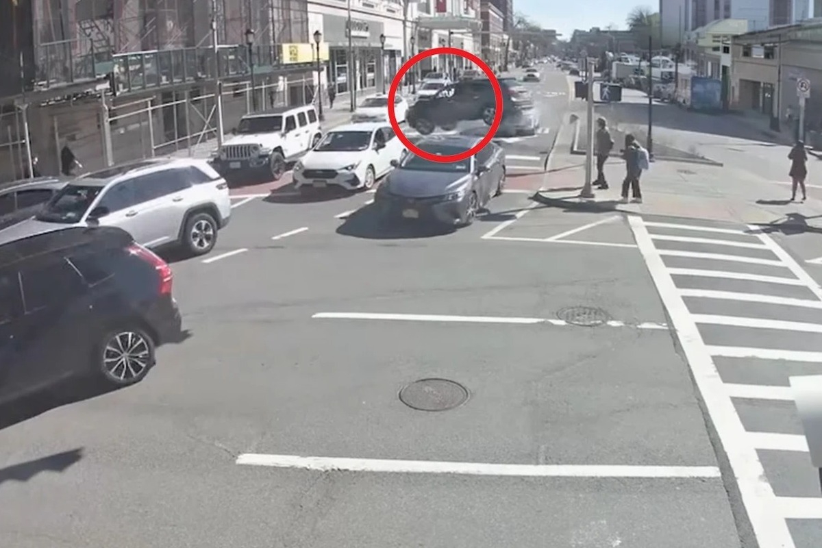 Αυτοκίνητο «πέταξε» πάνω από δρόμο και καρφώθηκε σε σκαλωσιές στη Νέα Υόρκη – Δείτε το σοκαριστικό βίντεο