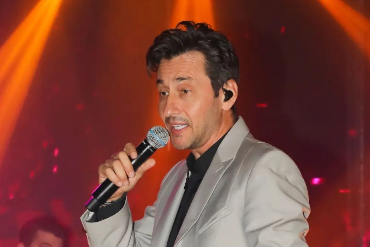 Πάνος Καλίδης: «Αρπάχτηκε» on stage με μουσικό του και πέταξε «γαλλικό»