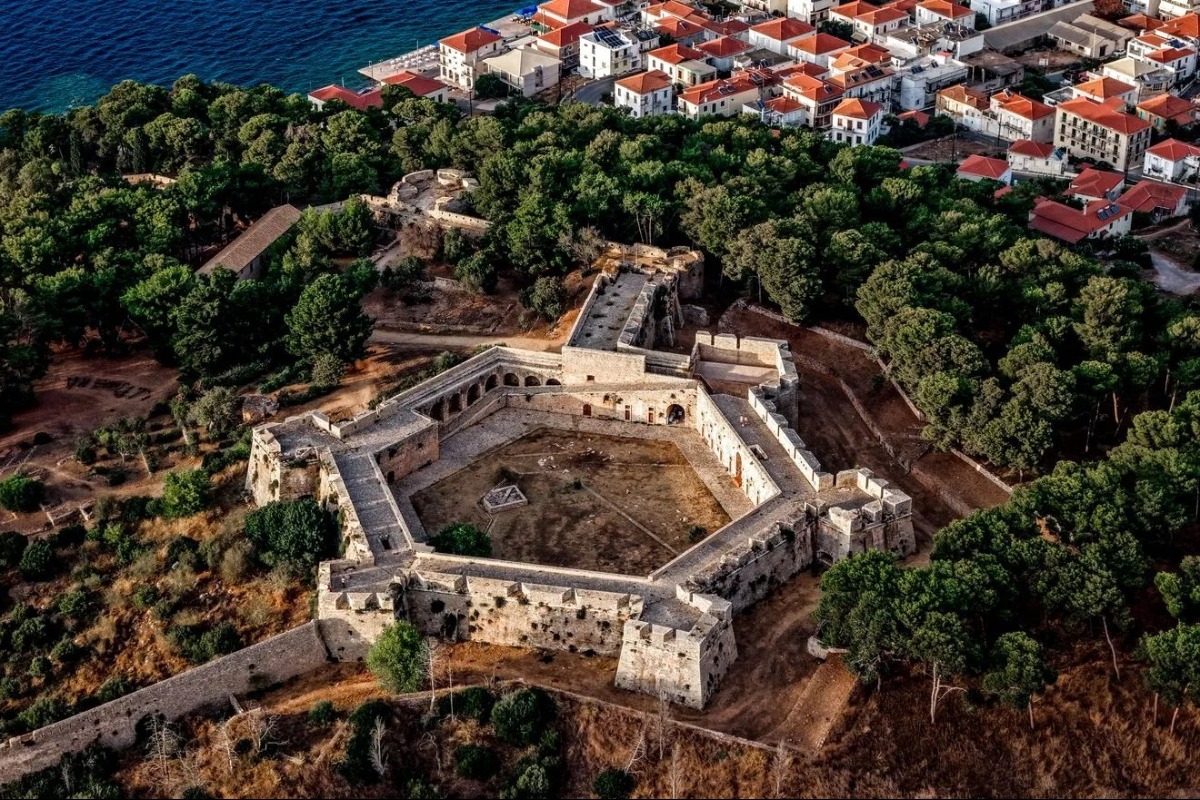 «Τα μνημεία δεν είναι για πριβέ γλέντια»: Σκληρή ανακοίνωση των αρχαιολόγων για το Νιόκαστρο Πύλου