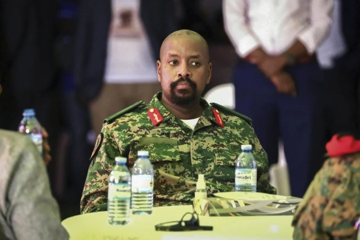 Ο αρχηγός του στρατού της Ουγκάντας ισχυρίζεται ότι είναι 14% Έλληνας και συγγενής του Μεγάλου Αλεξάνδρου