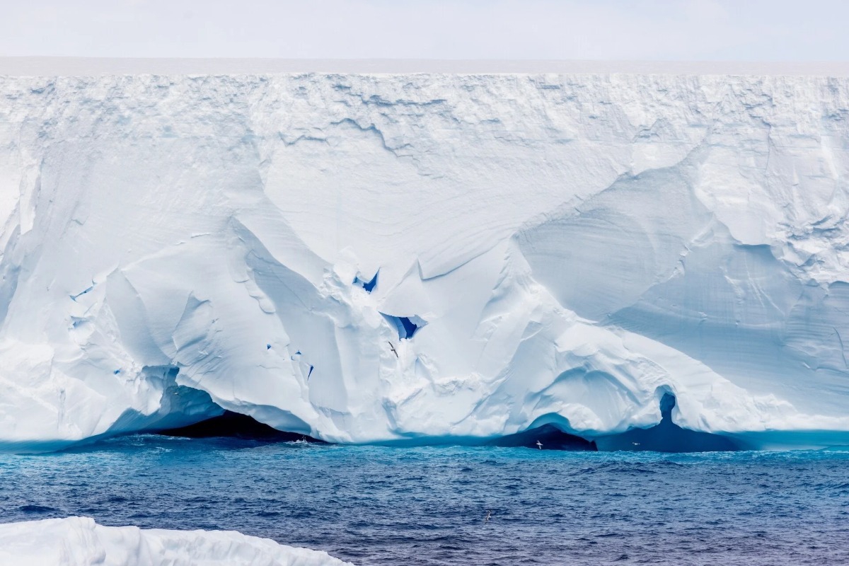 A23a: Το μεγαλύτερο παγόβουνο του κόσμου έχει «μόνο λίγες εβδομάδες ακόμη» πριν λιώσει εντελώς