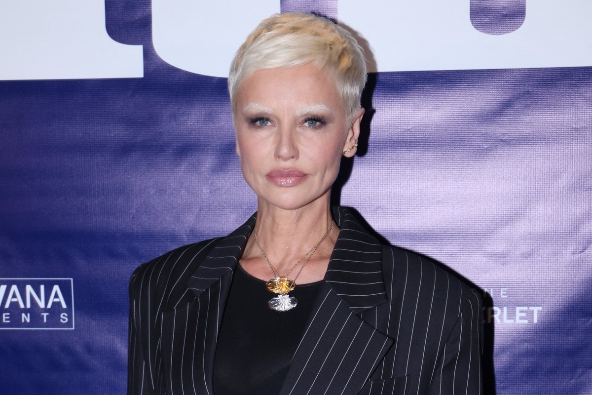 Αγνώριστη η Αντριάνα Σκλεναρίκοβα σε βραδινή εκδήλωση