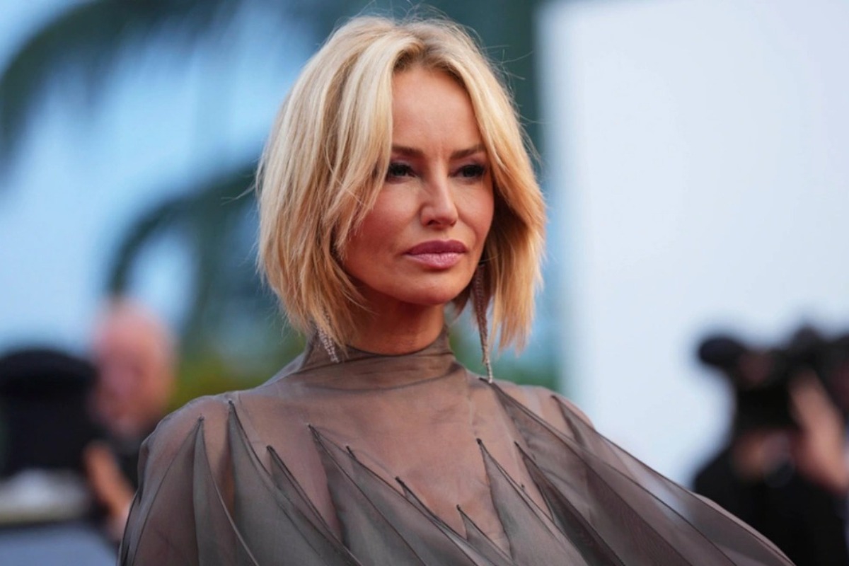 Η Αντριάνα Σκλεναρίκοβα κατηγορεί τον εν διαστάσει σύζυγό της και πατέρα της κόρης της για κακοποίηση και εκβιασμό