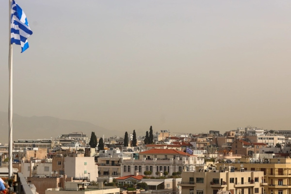 Αφρικανική σκόνη και λασποβροχές στην Αττική ‑ Μέχρι πότε θα διαρκέσουν τα φαινόμενα