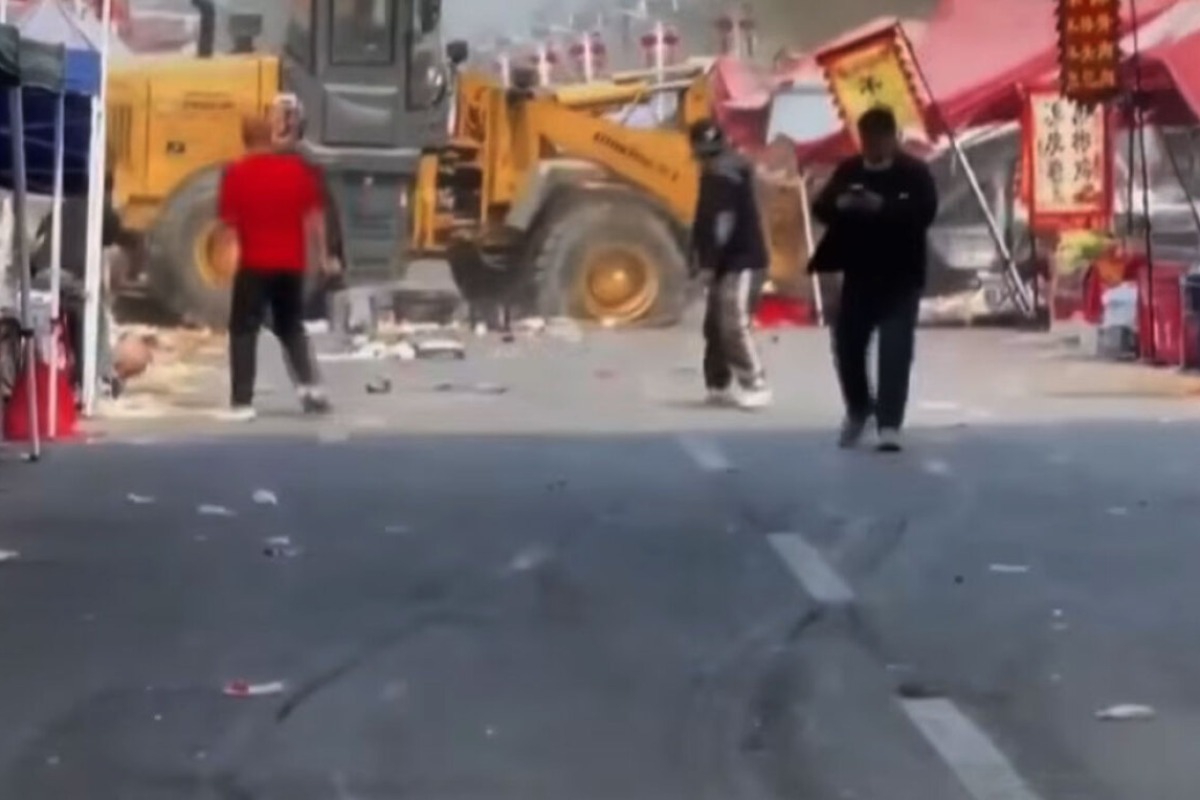 Δείτε βίντεο: Μπουλντόζα εισβάλλει σε υπαίθρια αγορά στο Πεκίνο, τουλάχιστον 13 νεκροί