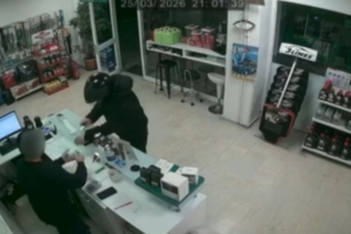 O δράστης της ληστείας στο βενζινάδικο στο Αγρίνιο, εξομολογήθηκε και παραδόθηκε με τον ιερέα του στην Αστυνομία