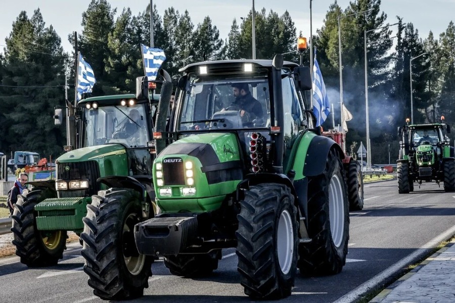 Οι αγρότες φτάνουν στην Αθήνα: Μεταφέρουν τα τρακτέρ με φορτηγά, έρχονται με λεωφορεία, πλοία και ΙΧ