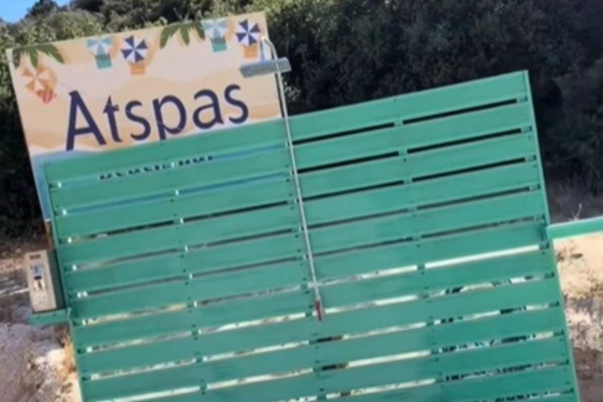 Θάσος: Ντουζιέρα με κερματοδέκτη σε παραλία! Για να κάνεις ντουζ, πληρώνεις