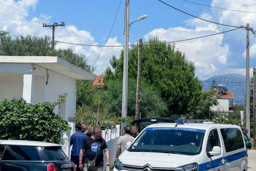 Αίγιο: Βρέθηκε πόρτα από συρματόπλεγμα δίπλα στο σπίτι ‑ Εξετάζονται «θαμμένα» στοιχεία