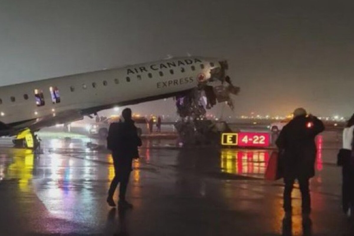 Αεροσκάφος συγκρούστηκε με πυροσβεστικό όχημα σε αεροδρόμιο της Νέας Υόρκης ‑ Αναφορές για νεκρούς και τραυματίες