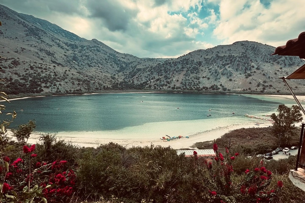 Η λίμνη στην Ελλάδα που αλλάζει χρώμα μέσα στην ίδια μέρα