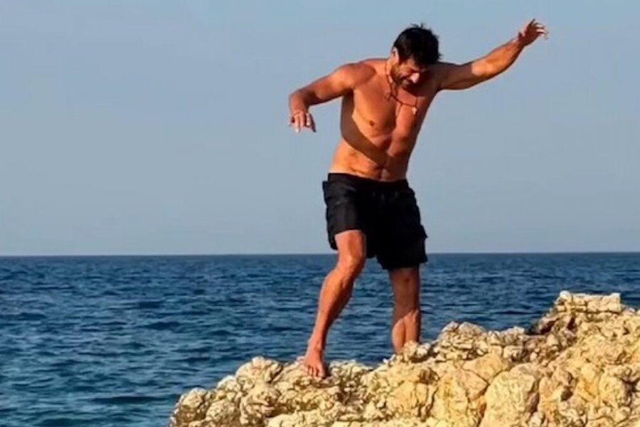 Αλέξης Γεωργούλης: Τρολάρει την προσπάθειά του να περπατήσει σε βράχια