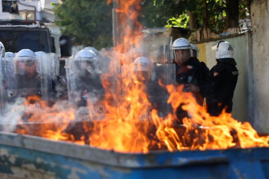 Αλβανία: Δακρυγόνα και φωτιά στα Τίρανα ‑ Τι έκαναν στο τραπέζι διαλόγου του Ράμα