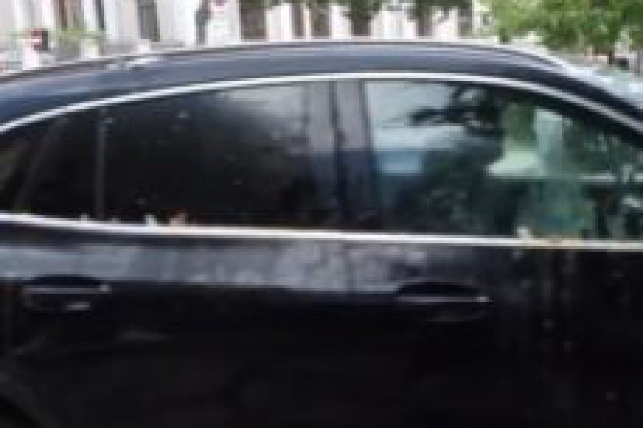 Αλβανία: Ταραχές κατά της επένδυσης του γαμπρού Τραμπ ‑ Πέταξαν αυγά σε αυτοκίνητα βουλευτών