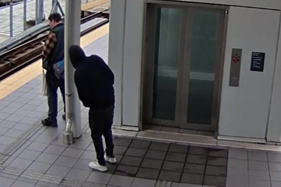 Ανδρας έσπρωξε επιβάτη στις ράγες λίγο πριν φτάσει το τρένο στο Σιάλτ, συγκλονιστικό βίντεο