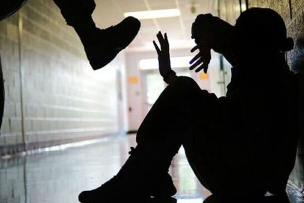 Πατέρας στην Πάτρα κατήγγειλε ότι 16χρονος ανάγκασε τον γιο του να γονατίσει, τον χτύπησε και τράβηξε με βίντεο την επίθεση