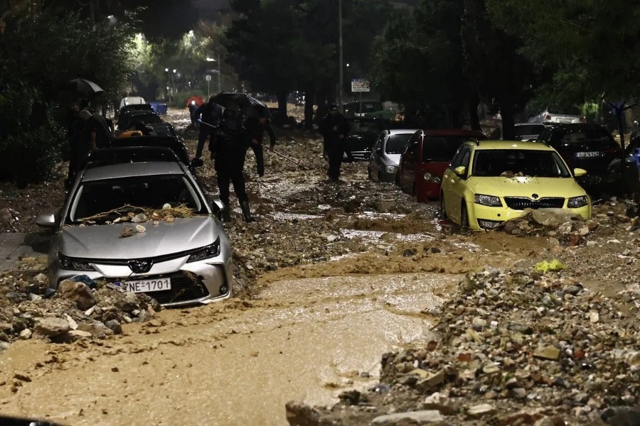 Δραματική μαρτυρία για την 56χρονη νεκρή στην Ανω Γλυφάδα: «Ήταν κάτω από το αυτοκίνητο του γιου μου, προσπάθησαν να το σηκώσουν»