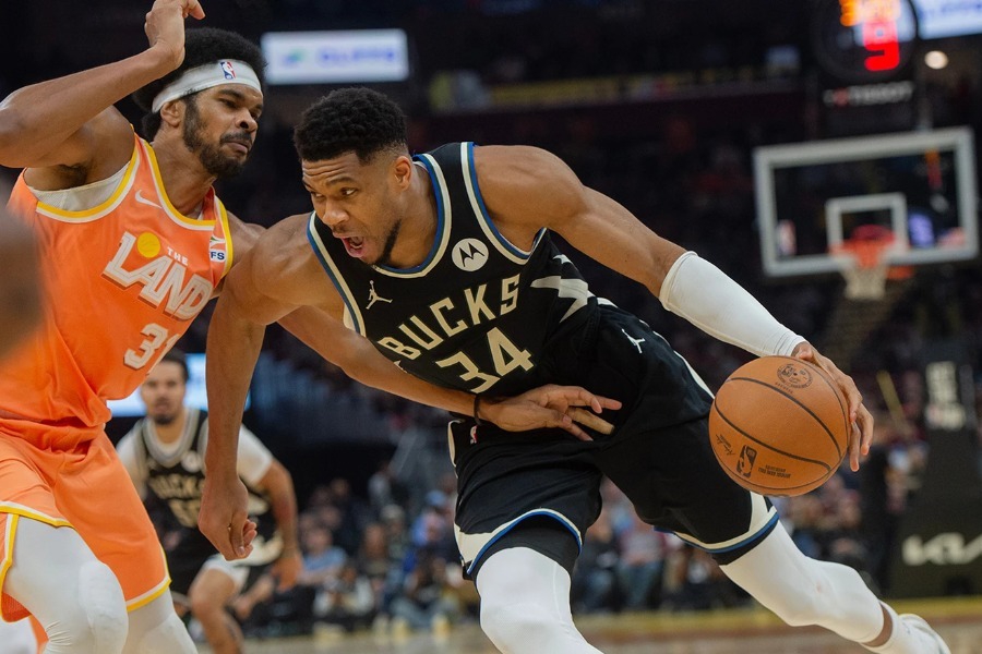 Μπακς: «Είτε θα ανανεώσει ο Γιάννης, είτε θα τον ανταλλάξουμε»